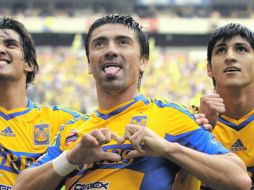 El chileno Mancilla (centro) le dio tres puntos al campeón Tigres en el Azteca. EFE  /