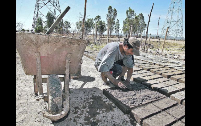 Los establecimientos comerciales, de servicios e industriales concentran hasta 8% de las fuentes contaminantes de la ciudad.  /