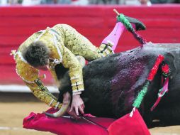 Pese a ser el triunfador de la tarde, Julián López se llevó un susto en la corrida de ayer en la Plaza México.  /