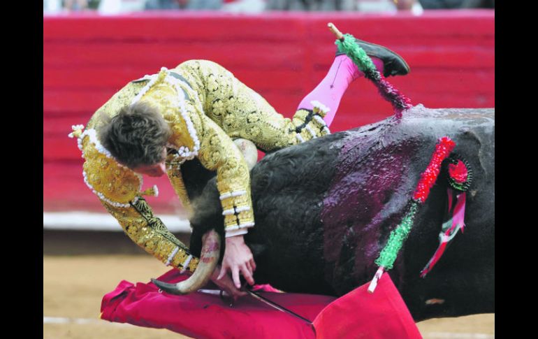 Pese a ser el triunfador de la tarde, Julián López se llevó un susto en la corrida de ayer en la Plaza México.  /