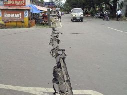 Autoridades revisan una carretera dañada tras el terremoto en la provincia de Negros, Filipinas. EFE  /