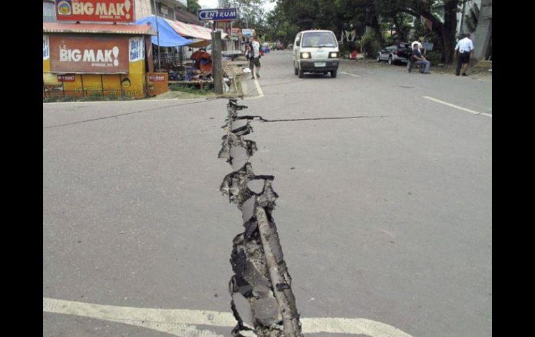 Autoridades revisan una carretera dañada tras el terremoto en la provincia de Negros, Filipinas. EFE  /