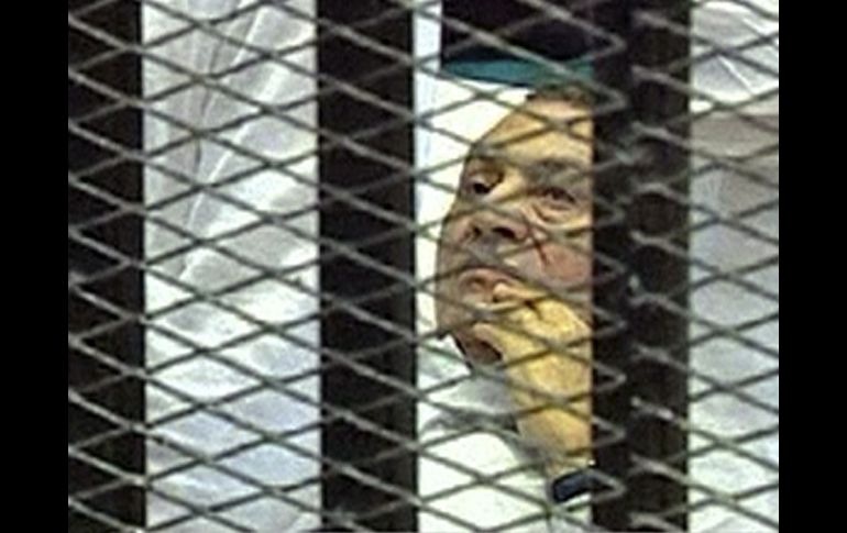 Hosni Mubarak en una cama de la enfermería de la cárcel en la que se encuentra. AP  /