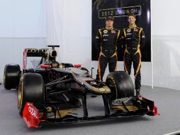 Raikkönen y Grosjean con el E20; el objetivo es volver a ser un equipo de primera línea. AFP  /