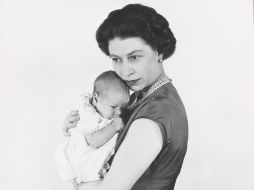 Una imagen del año 1960, que muestra a la reina Isabel II abrazando a su hijo el príncipe Andrés. EFE  /