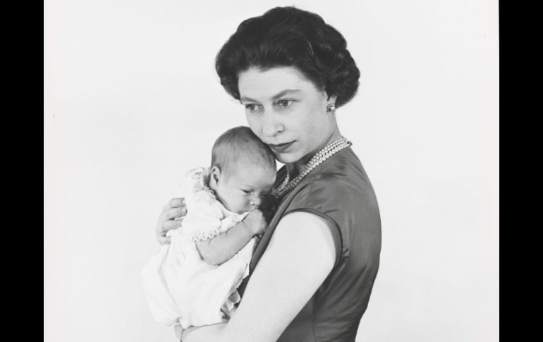 Una imagen del año 1960, que muestra a la reina Isabel II abrazando a su hijo el príncipe Andrés. EFE  /