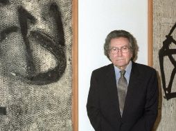 En esta imagen de 1996, el pintor posa junto a dos de sus obras en la exposición Tàpies. Obra Gráfica, en Madrid. EFE  /