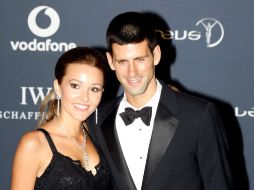 El serbio Novak Djokovic arribó a los premios Laureus con su novia Jelena Ristic. AP  /