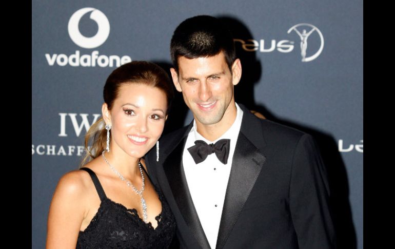 El serbio Novak Djokovic arribó a los premios Laureus con su novia Jelena Ristic. AP  /