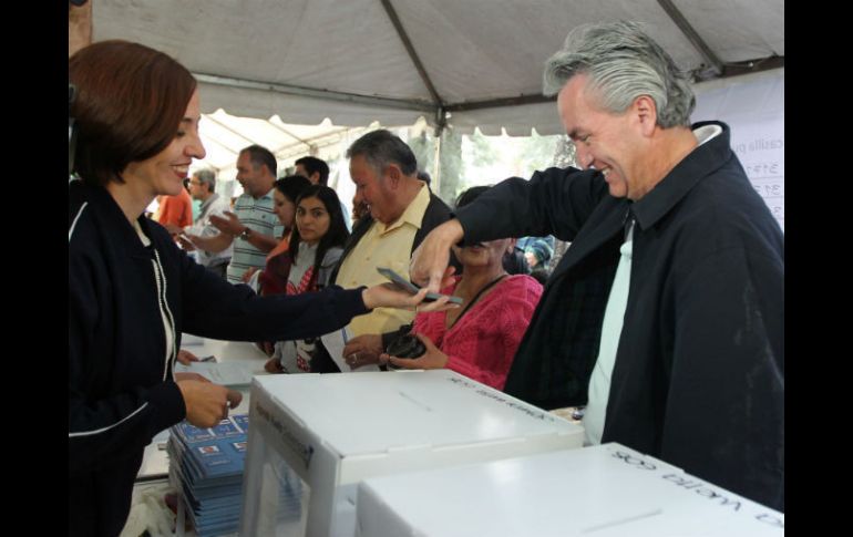 ''Tardé más de 50 minutos en poder votar y sólo había 15 personas delante de mi'', denunció Alfonso Petersen.  /