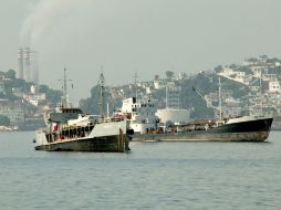 Los barcos de la Marina mexicana interceptaron la balsa y le prestaron ayuda a los ciudadnaos cubanos. ARCHIVO  /