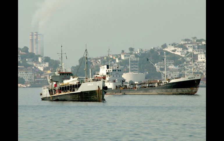 Los barcos de la Marina mexicana interceptaron la balsa y le prestaron ayuda a los ciudadnaos cubanos. ARCHIVO  /