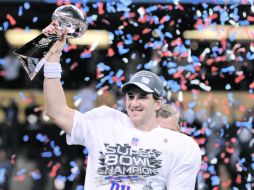 Eli Manning (i) tuvo ayer un día muy agitado tras estar por la mañana en N.Y. y por la tarde en Miami. EFE  /