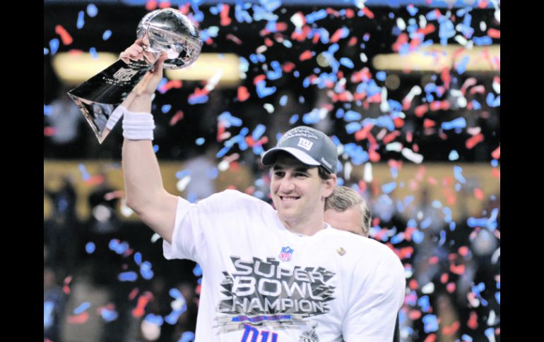 Eli Manning (i) tuvo ayer un día muy agitado tras estar por la mañana en N.Y. y por la tarde en Miami. EFE  /