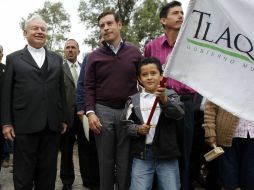 Juan Sandoval Iñiguez y Miguel Castro, durante la inauguración de la obra de pavimentación.  /