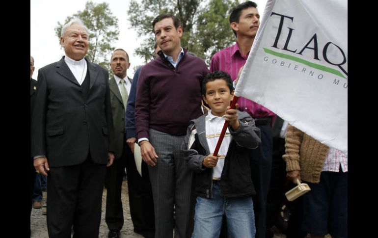 Juan Sandoval Iñiguez y Miguel Castro, durante la inauguración de la obra de pavimentación.  /