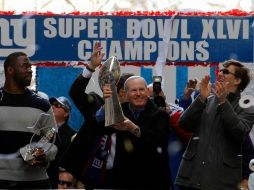 El mariscal de campo, Eli Manning (d), con Tom Coughlin (c) y Justin Tuck durante el desfile por su triunfo en el Super Bowl. REUTERS  /