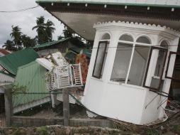 En la provincia de Negros Oriental, las carreteras e inmuebles han sufrido importantes grietas; ocho puentes han sido dañados. AP  /