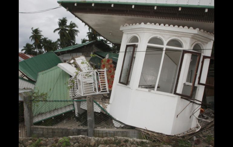 En la provincia de Negros Oriental, las carreteras e inmuebles han sufrido importantes grietas; ocho puentes han sido dañados. AP  /