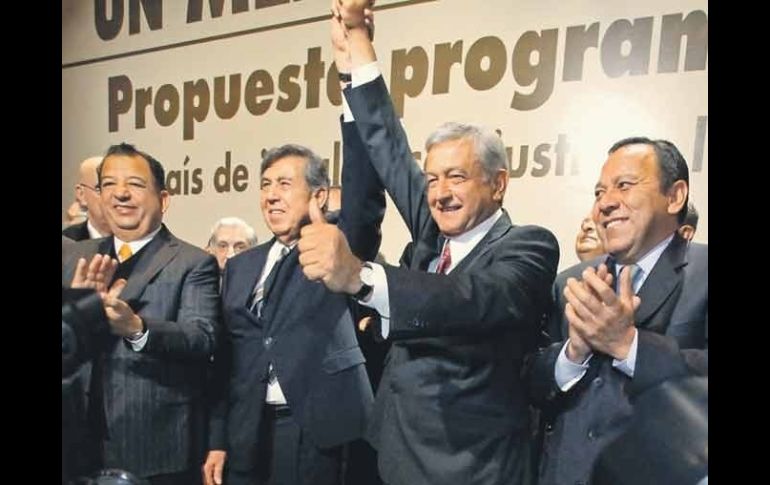 Cuauhtémoc Cárdenas y Andrés Manuel López Obrador sellan el reencuentro entre festejos. EL UNIVERSAL  /