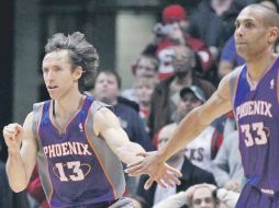 Steve Nash (izq.) celebra con Grant Hill el tiro ganador que embocó ante los Bucks para darle el triunfo a los Suns de Phoenix. AP  /