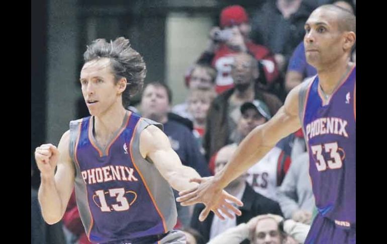 Steve Nash (izq.) celebra con Grant Hill el tiro ganador que embocó ante los Bucks para darle el triunfo a los Suns de Phoenix. AP  /