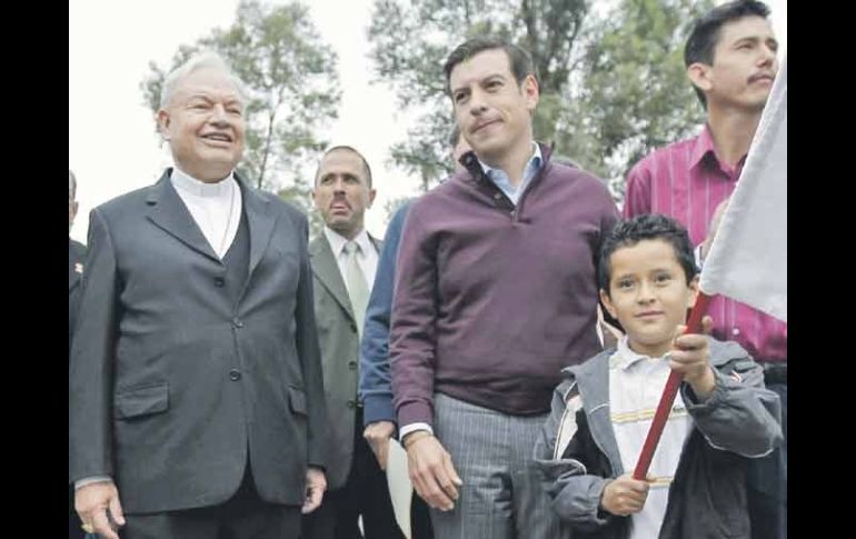 El cardenal Juan Sandoval y el entonces alcalde de Tlaquepaque, Miguel Castro, dieron el banderazo de arranque a las obras.  /