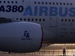 Todos los aviones del modelo gigante A380 de Airbus tendrán que ser revisados por un problema de grietas. ARCHIVO  /