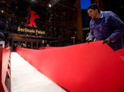 Trabajadores colocan la alfombra roja previo a la apertura de la Berlinale. REUTERS  /