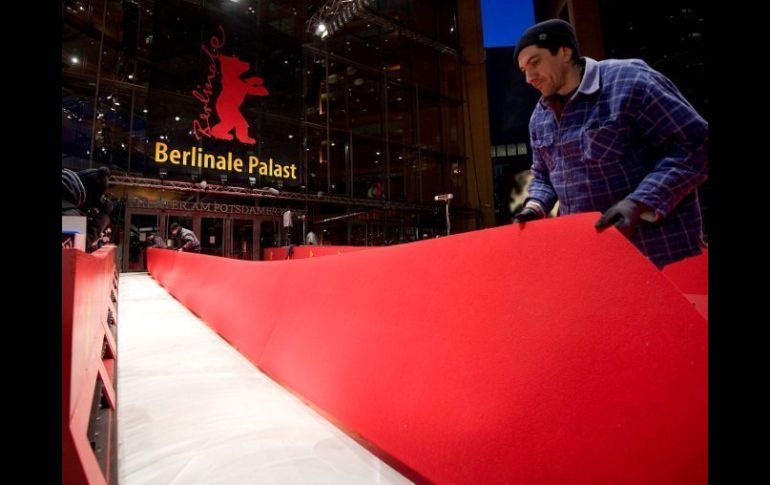 Trabajadores colocan la alfombra roja previo a la apertura de la Berlinale. REUTERS  /