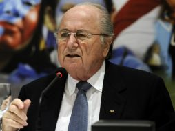 Al presidente de la FIFA, Joseph Blatter, le pareció muy bien la iniciativa. AP  /