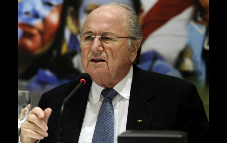 Al presidente de la FIFA, Joseph Blatter, le pareció muy bien la iniciativa. AP  /