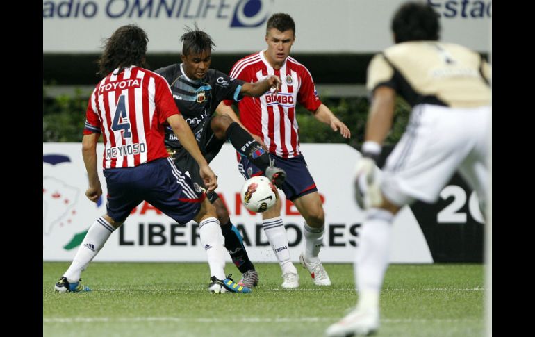 El capitán rojiblanco (d) señala que el Guadalajara buscará más opciones en su juego en próximos partidos. EFE  /