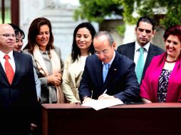 El Presidente Felipe Calderón firma el decreto de promulgación de la reforma constitucional. EL UNIVERSAL  /