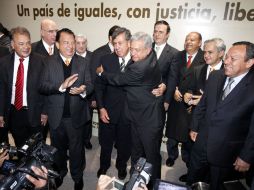 El  líder moral del PRD, Cuauhtémoc Cárdenas y Andrés Manuel López Obrador, se abrazan al término de reúnión. NTX  /