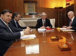 El primer ministro Lukas Papademos preside la reunión con los líderes de los tres partidos principales griegos. EFE  /