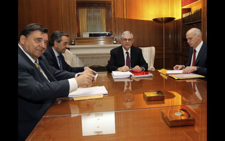 El primer ministro Lukas Papademos preside la reunión con los líderes de los tres partidos principales griegos. EFE  /