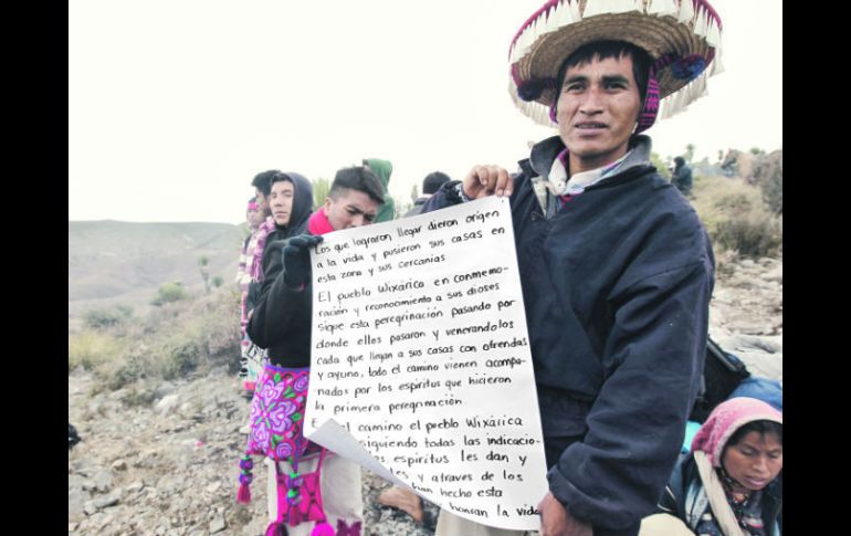 Felipe Bautista muestra un cartel donde señala la importancia que tiene preservar para los huicholes la tierra de sus antepasados.  /