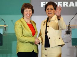 La titular de la SRE Patricia Espinosa se da la mano con la jefe de política exterior de la UE Catherine Ashton. REUTERS  /