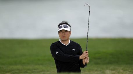 Charlie Wi, de Corea del Sur, se apodera del liderato en Pebble Beach. AP  /