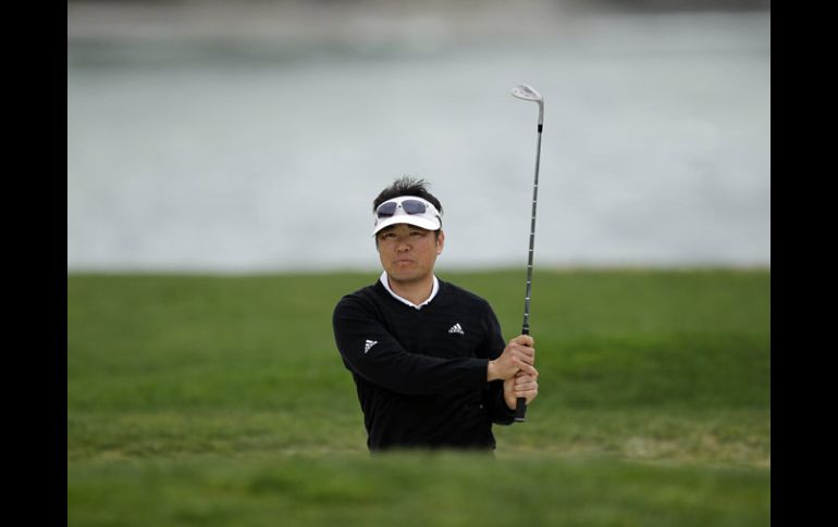 Charlie Wi, de Corea del Sur, se apodera del liderato en Pebble Beach. AP  /