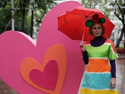 La diseñadora española, Agatha Ruiz De la Prada, junto a su escultura donada a Guadalajara, en Paseo Chapultepec.  /