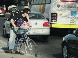 Seguir o parar. Además de sortear los automóviles y peatones que de vez en cuando invaden las ciclovías también consumen todo el smog.  /