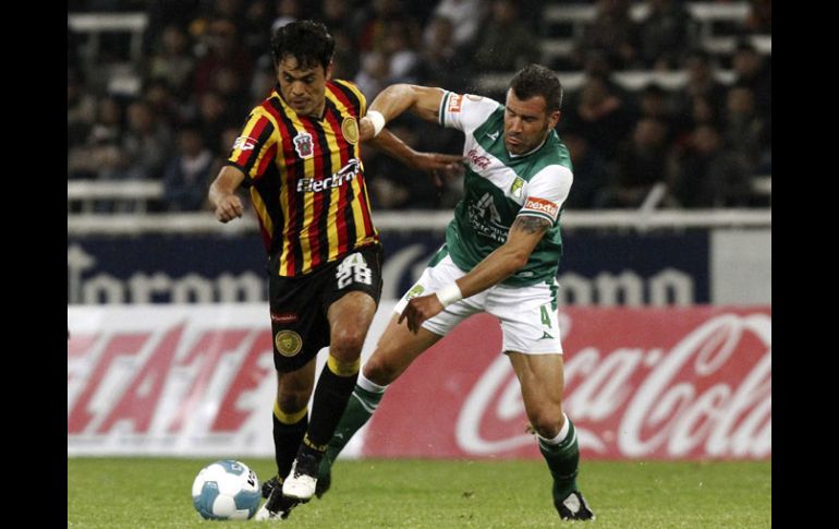 El juego en el estadio Jalisco fue muy disputado en todo momento. MEXSPORT  /