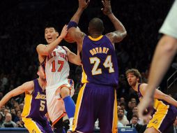 El actual fenómeno, Jeremy Lin (17), aportó 38 puntos y siete rebotes permitiendo el logro de los Knicks. EFE  /