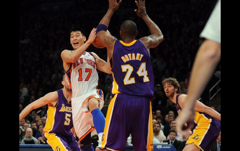 El actual fenómeno, Jeremy Lin (17), aportó 38 puntos y siete rebotes permitiendo el logro de los Knicks. EFE  /