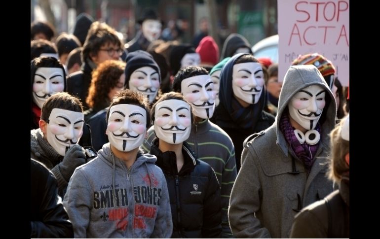 Muchos de los manifestantes portaban máscaras de Guy Fawkes, características del movimiento Anonymous. AFP  /