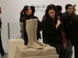 Visitantes observan 'Elogio de la Sombra', obra de José Dávila.  /