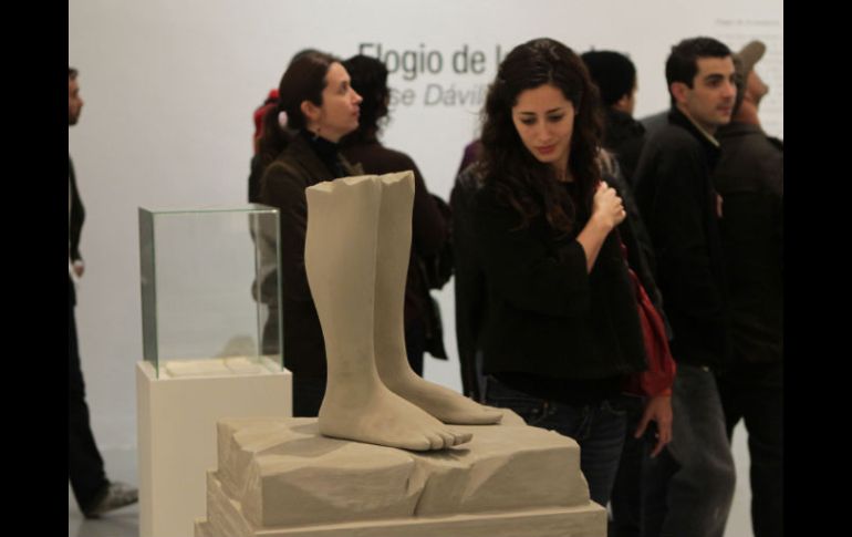 Visitantes observan 'Elogio de la Sombra', obra de José Dávila.  /