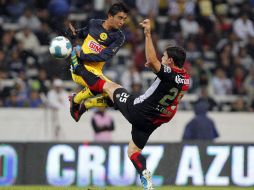 Las jugadas en el partido Atlas vs. América fueron muy disputadas. EFE  /